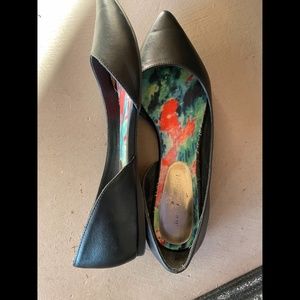 Flat shoes